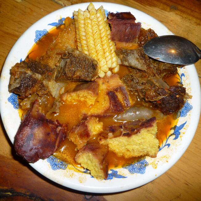 Caldo de res con tamales nejos